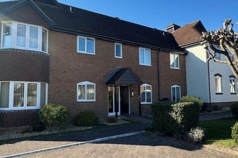 FERNDALE COURT, THATCHAM RG19 2 bed flat for sale
