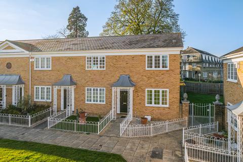 Aspen Square, Weybridge, KT13 2 bed end of terrace house for sale