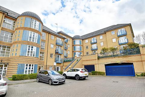 Newland Gardens, Hertford SG13 2 bed apartment for sale