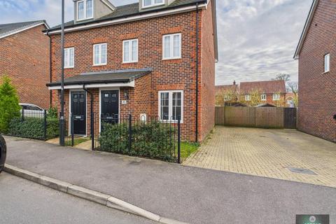 Foxglove Drive, Crawley RH10 3 bed semi