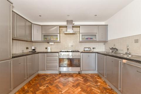 The Hard, Portsmouth, Hampshire 2 bed apartment for sale