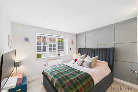 London Street, Chertsey, Surrey, KT16 2 bed apartment for sale