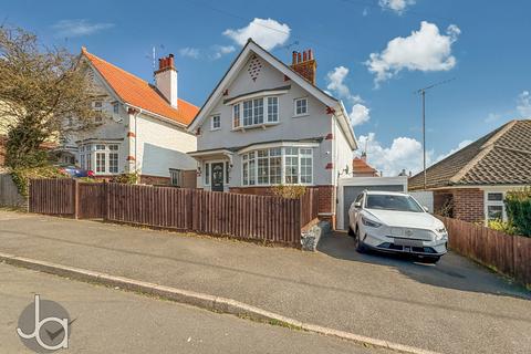 Fronks Avenue, Harwich CO12 3 bed detached house for sale