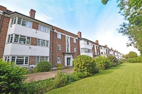 Great West Road, Hounslow 2 bed ground floor flat for sale