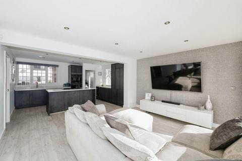 Cricketers Row, Herongate, CM13 4 bed semi
