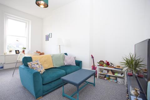 38 Castle Hill Avenue, Folkestone, CT20 2 bed flat for sale