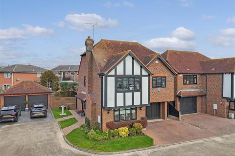 Parkview, Canvey Island SS8 4 bed detached house for sale