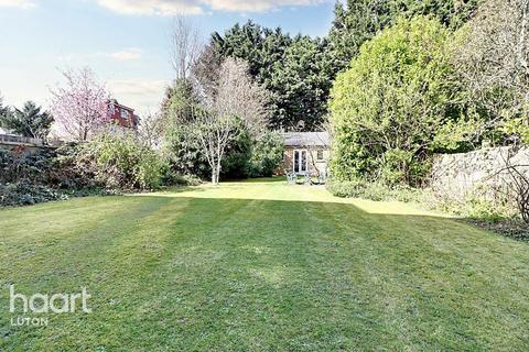 6 bedroom semi-detached house for sale