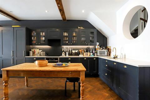 East Street, Farnham, Surrey, GU9 3 bed end of terrace house for sale