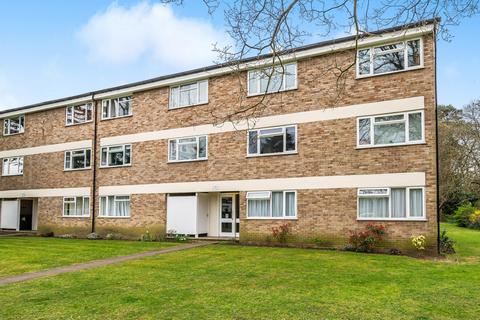 Victoria Road, Weybridge, Surrey, KT13 2 bed flat for sale