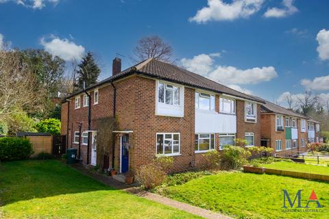 Vernon Crescent, East Barnet, EN4 2 bed maisonette for sale