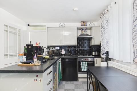 Tom Smith Close, London SE10 2 bed ground floor flat for sale