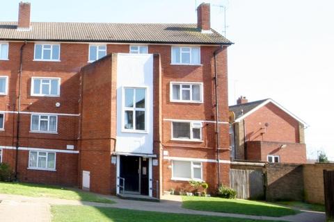 Cobham Close, Bromley BR2 8JW 3 bed flat for sale