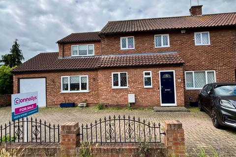 Giffords Cross Avenue, Corringham, SS17 4 bed semi