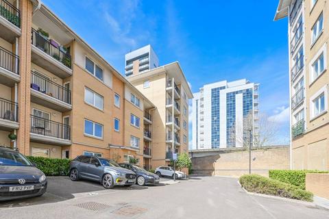 Sail Court, Docklands, London, E14 2 bed flat for sale