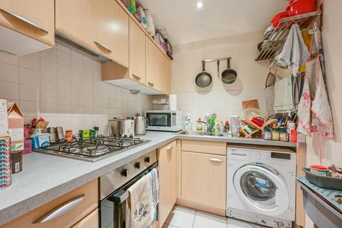Sail Court, Docklands, London, E14 2 bed flat for sale