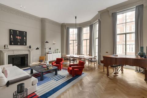 Pont Street, London, SW1X 4 bed flat for sale