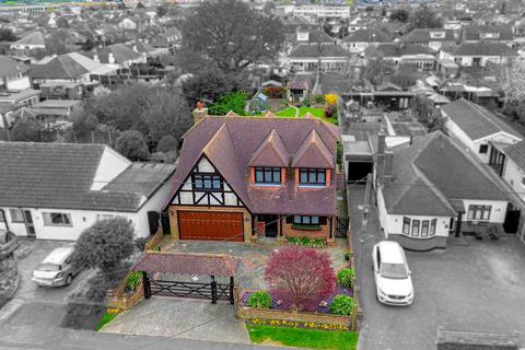 Central Avenue, Rochford, SS4 4 bed detached house for sale
