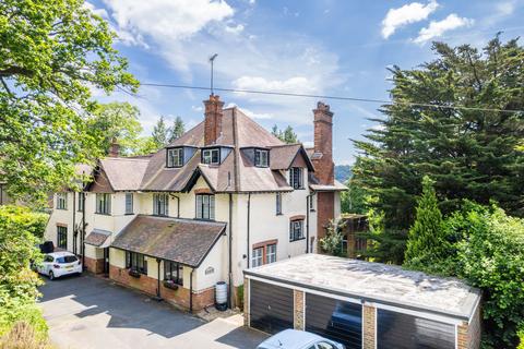 Bluehouse Lane, Oxted, RH8 2 bed apartment for sale