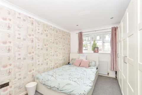 Stafford Rise, Caterham CR3 2 bed flat for sale