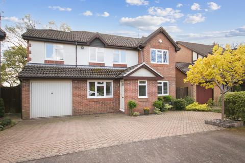 Dexter Drive, East Grinstead, RH19 4 bed detached house for sale