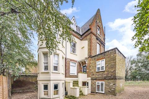 Hampton Road, Twickenham, TW2 2 bed maisonette for sale