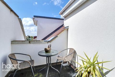 Fourth Avenue, Romford, RM7 0UA 1 bed apartment for sale