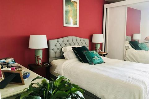 Bloemfontein Road, W12 1 bed block of apartments for sale