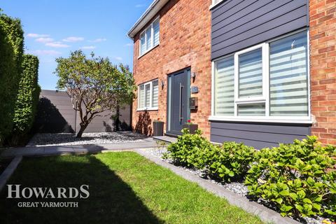 Lawn Avenue, Great Yarmouth 3 bed detached house for sale