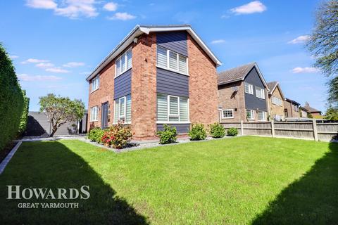 Lawn Avenue, Great Yarmouth 3 bed detached house for sale