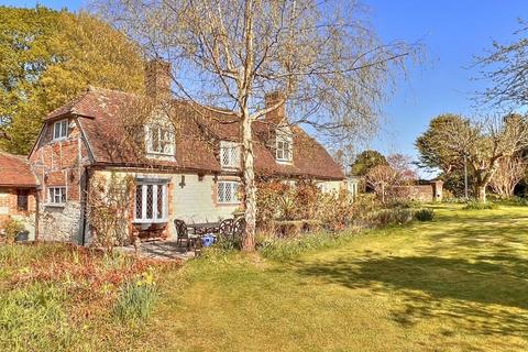 Petersfield GU31 2 bed detached house for sale