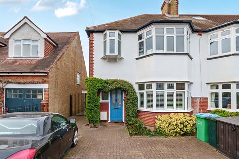 Munster Road, Teddington, TW11 3 bed flat for sale