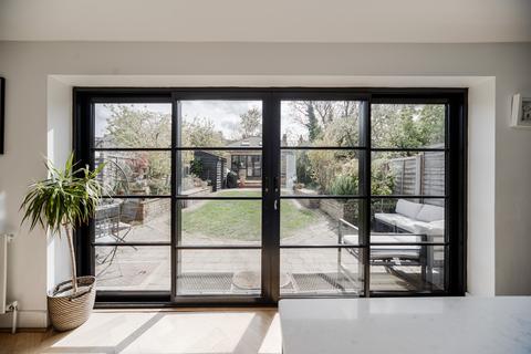 Berkshire Gardens, London N13 4 bed end of terrace house for sale
