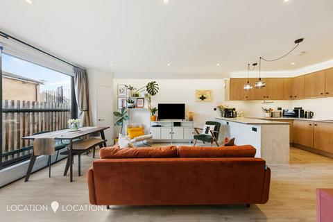 Mount Pleasant Lane, London, E5 2 bed flat for sale