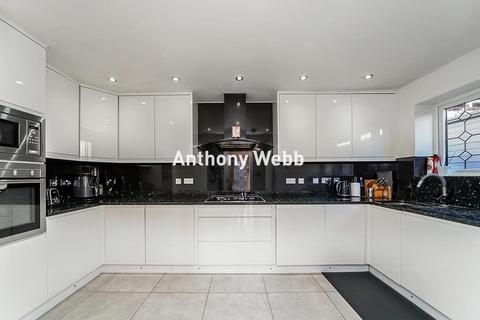 Crothall Close, Palmers Green, N13 5 bed detached house for sale
