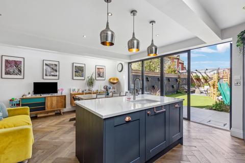 Hydethorpe Road, SW12 3 bed end of terrace house for sale