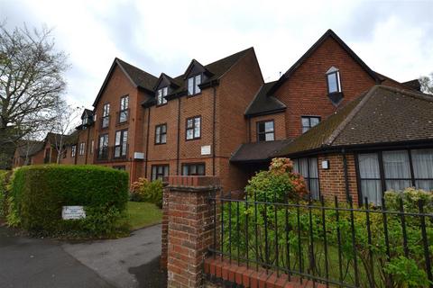 Pinewood Court, Fleet GU51 2 bed apartment for sale