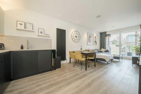 Berwick Close, London W13 2 bed flat for sale