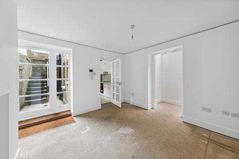 Ferndale Road, Clapham, SW4 2 bed flat for sale