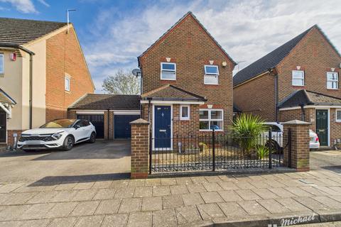 Sandhill Way, Aylesbury, Buckinghamshire 3 bed link detached house for sale