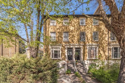 New Cross Road, London SE14 2 bed maisonette for sale