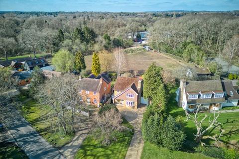 Bisley/West End Village, Surrey 3 bed detached house for sale