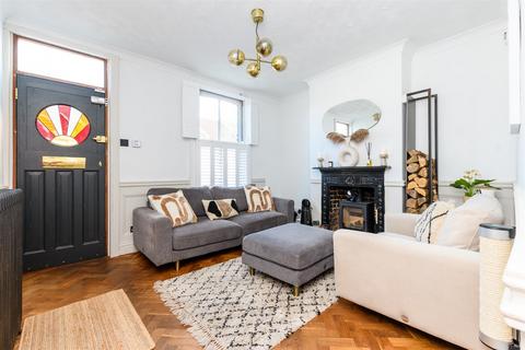 Cavendish Road, Rochester, Kent 2 bed terraced house for sale