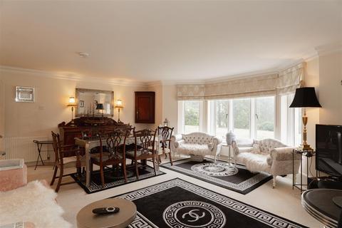 Royal Earlswood Park, Redhill 2 bed apartment for sale