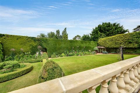 The Avenue, Radlett WD7 5 bed detached house for sale