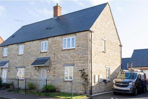 Pianoforte Road, Roade, Northampton... 3 bed semi