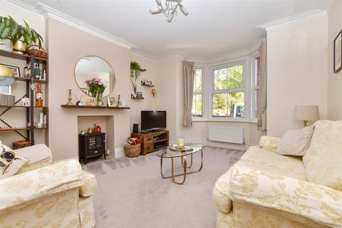 Ladbroke Road, Epsom KT18 2 bed ground floor maisonette for sale