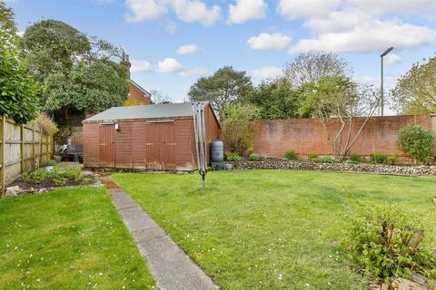 Ladbroke Road, Epsom KT18 2 bed ground floor maisonette for sale