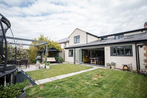 5 bedroom semi-detached house for sale