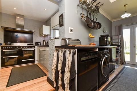 Grenville Road, New Addington... 3 bed semi